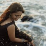 Teja Venkatesh Instagram - “Lost in the rhythm of the waves, draped in elegance.”🖤🌊 : In frame : @tejavenkateshoffl ✨ Shot by : @sriram.k_dop ✨ Mua : @sha_thebridesroom ✨