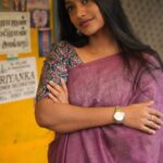 Teja Venkatesh Instagram - காற்றைக் கொஞ்சம் நிற்க சொன்னேன் பூப்பறித்து கோர்க்க சொன்னேன் ஓடி வந்து உன்னை சந்திக்க மெத்தை ஒன்று தைக்க சொன்னேன் 🤍🤍🤍 📸 @wordless.emotion #saree #love #teja #tejainsaree #instagood #instragram #reels #trending #trendingreels #instagram #tejainreels