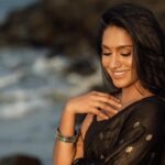 Teja Venkatesh Instagram - “Lost in the rhythm of the waves, draped in elegance.”🖤🌊 : In frame : @tejavenkateshoffl ✨ Shot by : @sriram.k_dop ✨ Mua : @sha_thebridesroom ✨
