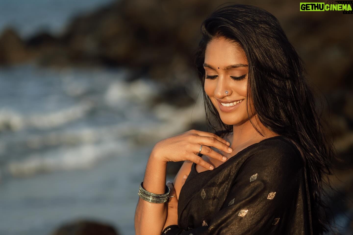 Teja Venkatesh Instagram - “Lost in the rhythm of the waves, draped in elegance.”🖤🌊 : In frame : @tejavenkateshoffl ✨ Shot by : @sriram.k_dop ✨ Mua : @sha_thebridesroom ✨