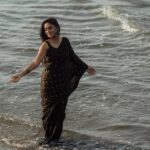 Teja Venkatesh Instagram - “Lost in the rhythm of the waves, draped in elegance.”🖤🌊 : In frame : @tejavenkateshoffl ✨ Shot by : @sriram.k_dop ✨ Mua : @sha_thebridesroom ✨