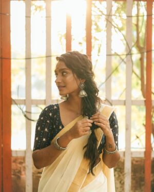 Teja Venkatesh Instagram - 🤍🤍✨✨ 

📸 @snipershotphotography 
 Saree @aneeqaofficial 
Makeup @shobsmakeover 
Draping @d_sareedrapist 
Hair @pooja_hairstylist_