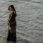 Teja Venkatesh Instagram - “Lost in the rhythm of the waves, draped in elegance.”🖤🌊 : In frame : @tejavenkateshoffl ✨ Shot by : @sriram.k_dop ✨ Mua : @sha_thebridesroom ✨