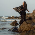 Teja Venkatesh Instagram - என் கண்கள் அவளைத்தான் காண்கிறதா.. 🕊️ Shot by : @sriram.k_dop Mua : @shanmugapriyaa Reel cut : @philosophy_of.97 #saree #teja #tejavenkatesh #beach #blacksaree #réel #trendingreels #trending #chennai