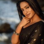 Teja Venkatesh Instagram - “Embracing the serenity of a breezy beach day, draped in a black saree, with the sunset as my companion. What more could one ask for?” : In frame @tejavenkateshoffl ✨ Shot by @sriram.k_dop ✨ Mua @sha_thebridesroom ✨