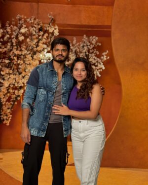 Tejaswani Behera Instagram - Anand garu said - mi fans thidtharemo hug chestunte 🫣
Inner me - butterfly butterfly🥰🦋

He is such a sweet person ! ✨♥️ @ananddeverakonda 🫶🏻
#gamgamganesha ✨