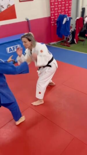 Telma Monteiro Instagram - A vida treinou-me tanto pra se resiliente que já nem sei ser de outra forma. E ainda que tudo pareça natural, não deixa de ser difícil, muito.

Numa corrida contra o tempo e contra a ciência, luto com as ferramentas que tenho e foco-me no que posso controlar. Acredito que tudo tem um sentido e tento crescer com todas as experiências. Não desistir dá-me a sensação de super-heroína e uma coisa alimenta a outra. Nos dias mais duros, em que estou cansada, ou frustada ou tudo junto, sinto, regulo as emoções, organizo as minhas e ideias e sigo o plano. Tudo o que não seja ‘o agora’ e o que possa controlar,  não serve o meu propósito. 

Talvez seja este, o maior desafio de todos, e já foram tantos! Acho que é este o custo de fazer algo que ainda não foi feito. Faz sentido!

#acl #4months #paris2024