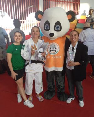 Telma Monteiro Instagram - Abidjan Africa Judo Open ❤️🥇
Podia ter sido qualquer outra prova.
Podia ter sido de qualquer outra forma.
Mas o tempo de Deus é sempre o mais certo.

Competir em África, em Abidjan, foi uma experiência tão linda que é difícil as palavras fazerem justiça. 
Que pessoas tão lindas com uma energia inigualável, alegres. Temos  tanto a aprender! Sou extremamente grata por ter tido a oportunidade de competir aqui e pela primeira vez experienciar o que já me tinham dito mas nunca tinha vivido. O meu dia foi bonito, não porque ganhei, o meu dia foi bonito porque as pessoas eram bonitas, porque a energia era única. Ganhar foi a cereja no topo de um dia tão especial no meio de pessoas tão especiais. Tanta simplicidade e tanta alegria, Deus obrigada. De outra forma nunca teria vivido o que vivi. Emocionou-me uma energia tão única e pessoas tão lindas. Até um dia ❤️😭

E assim termina, a última tarefa que estava sobre o nosso controlo, agora é como Deus quiser, porque seja como for, nunca faltará gratidão por tudo. Foram meses muito duros e únicos, que ficam pra falar noutra altura 😭

Obrigada a todos os que acompanham e apoiam. Aqueles que estão sempre lá. Não temos como explicar, nem temos de explicar nada. Também porque poucos iam entender. Apenas, obrigada por me permitirem ser a minha melhor versão… humana. ❤️