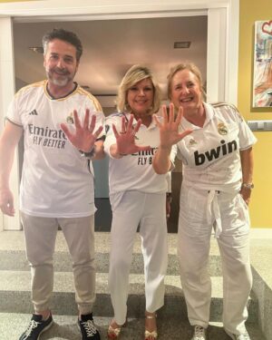 Terelu Campos Instagram - No he podido evitar compartir mi felicidad por la DECIMOQUINTA COPA DE EUROPA !! En la segunda foto no tenía 15 copas para sujetar así q lo representé con 15 vasitos !! Gracias R. Madrid por tantas alegrías !! Y nada más ..Hala Madrid !
