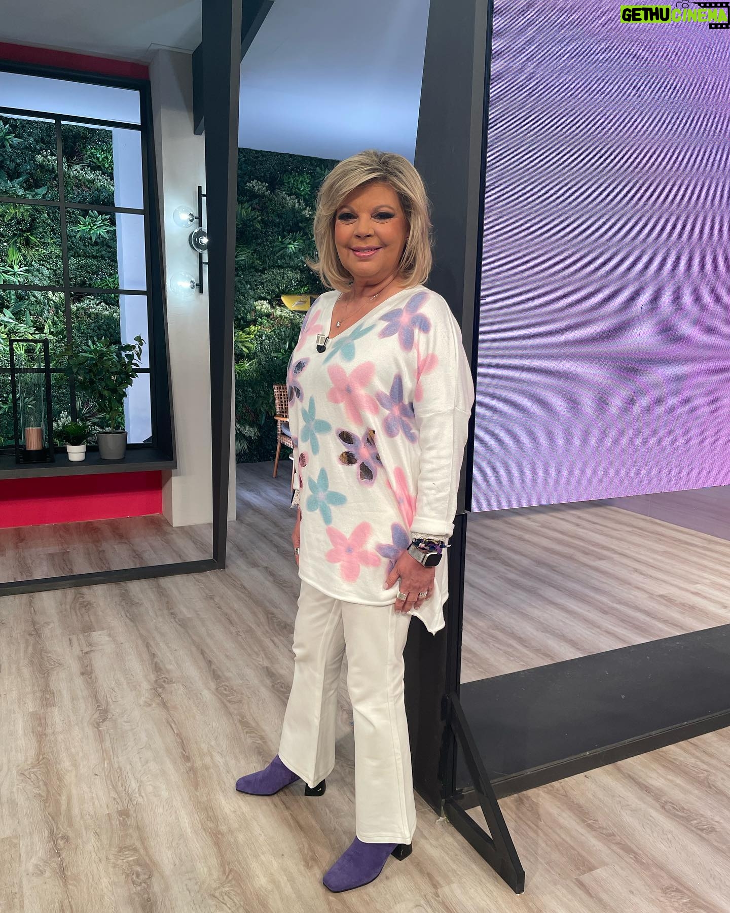 Terelu Campos Instagram - En unos momentos empieza D Corazón en tve ! Hoy con jersey de @canneschic !! Venimos cargadores de noticias !!
