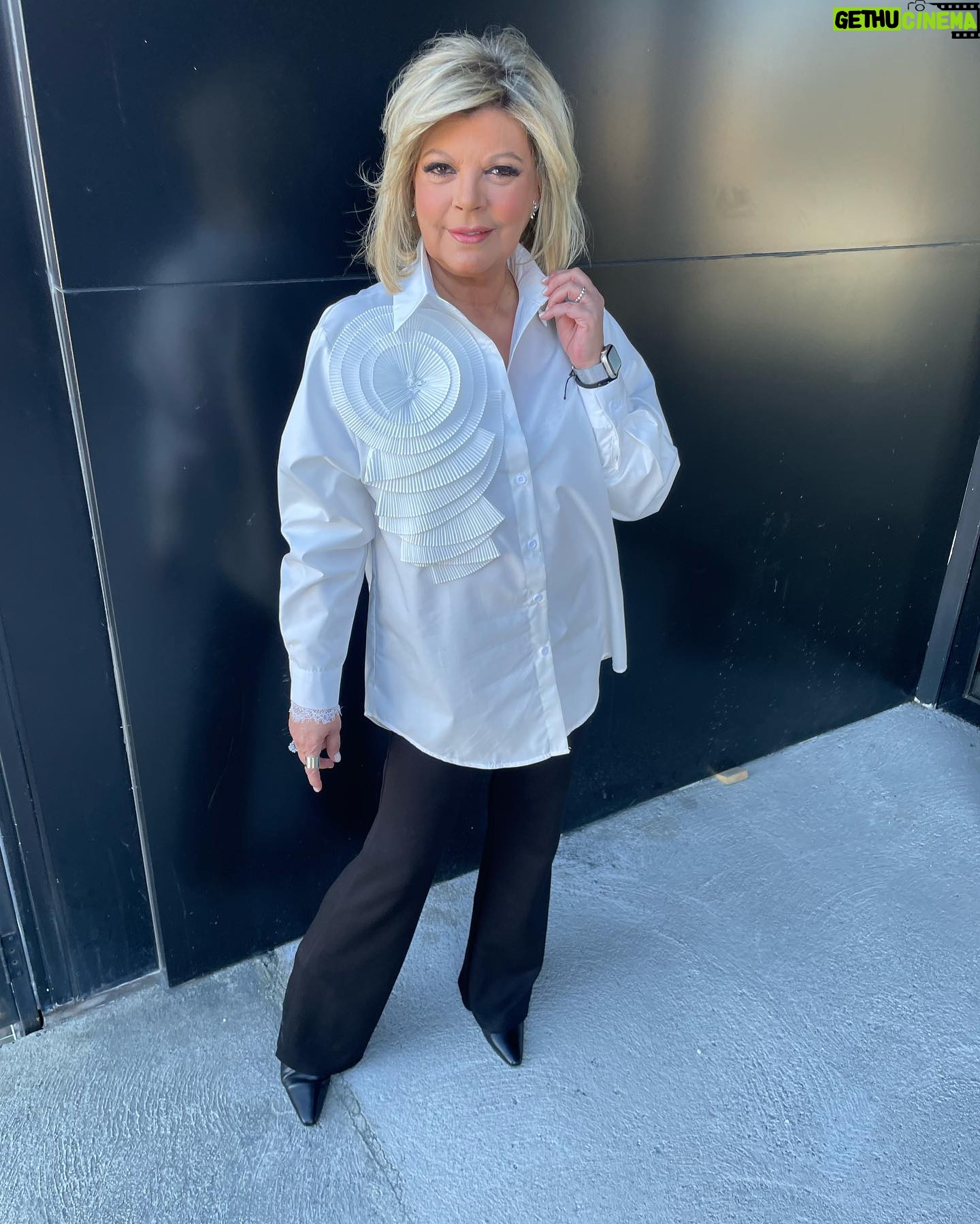 Terelu Campos Instagram - A pocos minutos de empezar mañaneros RTVE . Hoy con blusa blanca con adorno al tono y pantalón negro , total look @canneschic