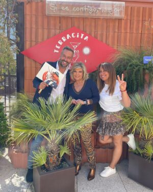 Terelu Campos Instagram - Planazo para el fin de semana !! Sábados y Domingos de 13h a 18h en @terracitasocialclub_madrid picoteo y buena música !! Q vivan los fines de semana con buenos amigos !! Gracias Familia Talavera( Dani, Javi, Paco y Gonzalo) siempre ofreciendo lo mejor. @grupolafabrica_restaurantes 💗💗