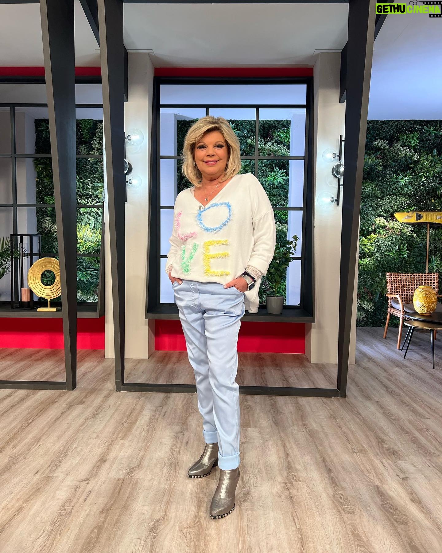 Terelu Campos Instagram - A pocos minutos de comenzar D Corazón en @rtve , sábado de lluvia y viento con total look @canneschic