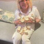 Terelu Campos Instagram - No he podido evitar compartir mi felicidad por la DECIMOQUINTA COPA DE EUROPA !! En la segunda foto no tenía 15 copas para sujetar así q lo representé con 15 vasitos !! Gracias R. Madrid por tantas alegrías !! Y nada más ..Hala Madrid !