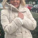 Terelu Campos Instagram - Tarde de domingo gris y ventoso con chaquetón de @carmela_rosso .. Asi si se puede salir y estar bien vestida y calentita !! Gracias !!😘😘💗