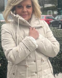 Terelu Campos Instagram - Tarde de domingo gris y ventoso con chaquetón de @carmela_rosso .. Asi si se puede salir y estar bien vestida y calentita !! Gracias !!😘😘💗
