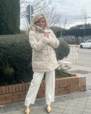 Terelu Campos Instagram - Tarde de domingo gris y ventoso con chaquetón de @carmela_rosso .. Asi si se puede salir y estar bien vestida y calentita !! Gracias !!😘😘💗