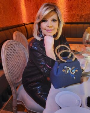 Terelu Campos Instagram - En @jimmysclubrestaurant celebrando el cumpleaños de mi gran amigo @juanpenaoficial . Bolso de mis amigas @designplumaycollar
@plumaycollar