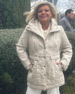 Terelu Campos Instagram - Tarde de domingo gris y ventoso con chaquetón de @carmela_rosso .. Asi si se puede salir y estar bien vestida y calentita !! Gracias !!😘😘💗
