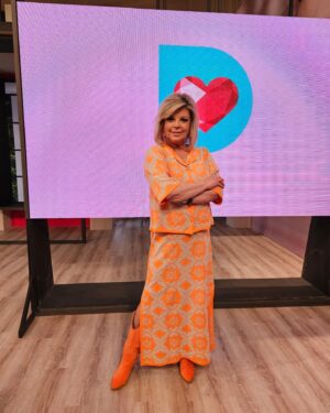 Terelu Campos Instagram - Por fin aquí en D Corazón recuperándome poco a poco de la neumonía . Total look @canneschic