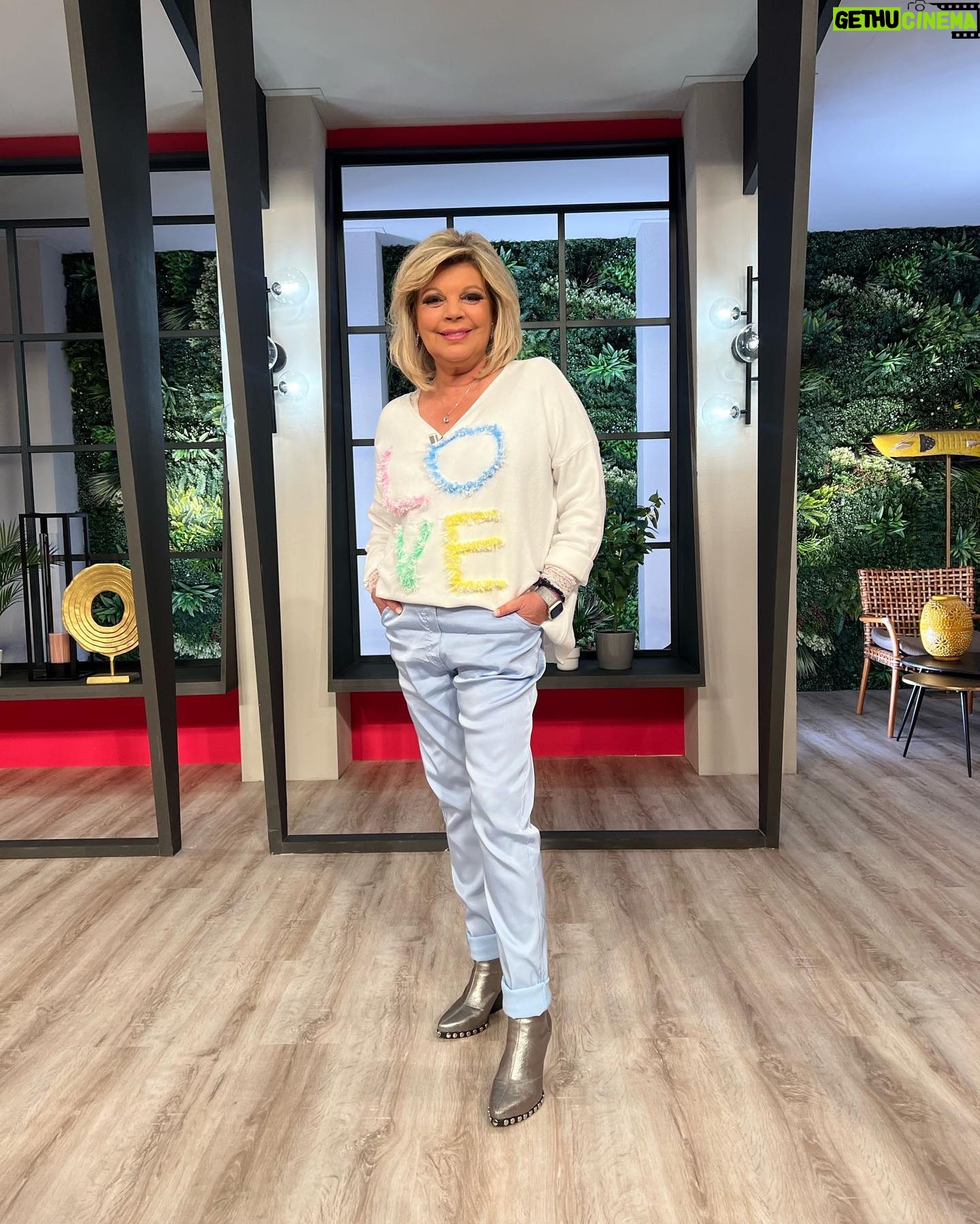Terelu Campos Instagram - A pocos minutos de comenzar D Corazón en @rtve , sábado de lluvia y viento con total look @canneschic