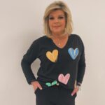 Terelu Campos Instagram – Enseguida nos vemos en Mañaneros @rtve. Hoy todo al negro pero llena de amor con mis corazones. Total look @canneschic