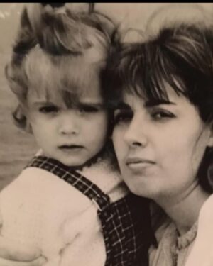 Terelu Campos Instagram - Felicidades Mama . Es el primer año sin ti y no es nada fácil asumirlo😪. Espero al menos q estés con tu madre querida porque sé q siempre fue tu gran amor junto con nosotras . Te quiero mucho y me haces mucha falta. 💗💗