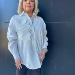 Terelu Campos Instagram – A pocos minutos de empezar mañaneros RTVE . Hoy con blusa blanca con adorno al tono y pantalón negro , total look @canneschic