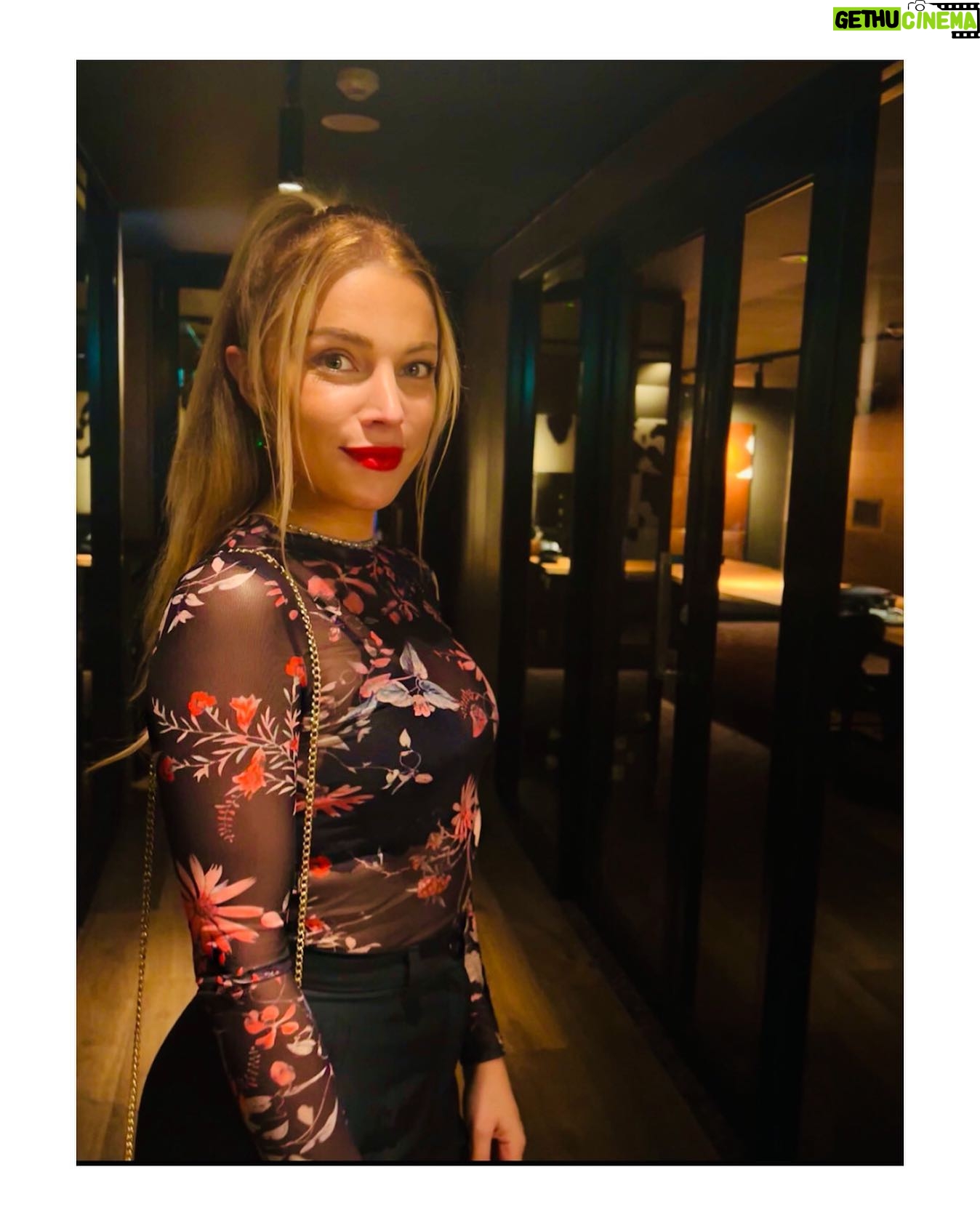 Teressa Liane - 1.4K Likes - First night out in Melbourne in waaay too long!! 🙏🏻😍🌃
Thank you @themeatandwineco for making it such a special night! 🍃❤️🍃Xx
(📸: @newyearscake )
