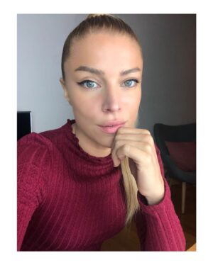 Teressa Liane Instagram - Interviews on a Melbourne Winter morning… 🥶  #almostaturtleneck 😂😅❤️Xo #TheReefSTALKED