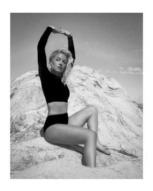 Teressa Liane Instagram - 🌊🖤🌊 Xx

Photographer : @faustovergara 
Hair : @rosesaffioti 
Make up : @angelaconte32 
Stylist : @___miss___d___