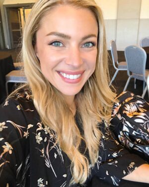 Teressa Liane Instagram - 💖🥰💖 Thank you so much to each and every one of you who came to say “Hi” and shared your stories with me today at OZ COMIC CON MELBOURNE - XMAS EDITION! ❤️🥰 Awesome costumes, the best vibesss 💥 Feeling so grateful and can’t wait to do it all again tomorrow! Xx 
#ozcomiccon #ozcomicconmelbourne 🎄🤠☀️ 
Tix for tomorrow at the link in bio ☝🏻🙄 
See you there!! 🎉