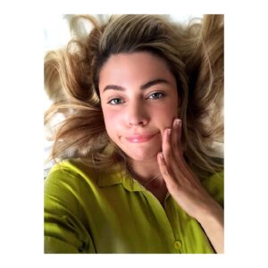 Teressa Liane Instagram - A Self Portrait Collection. 🖐🏻🖼

Time to make friends with the ol’ reflection again…

“Oh, hi. Didn’t see you there” 🙍🏼‍♀️🪞🙍🏼‍♀️ “Oh, hi. Didn’t see you there also, as well” 🥸👍🏻

#Lockdown6

2/3

❤️ x