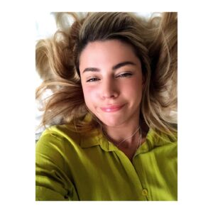 Teressa Liane Instagram - A Self Portrait Collection. 🖐🏻🖼

Time to make friends with the ol’ reflection again…

“Oh, hi. Didn’t see you there” 🙍🏼‍♀️🪞🙍🏼‍♀️ “Oh, hi. Didn’t see you there also, as well” 🥸👍🏻

#Lockdown6

3/3

❤️ x