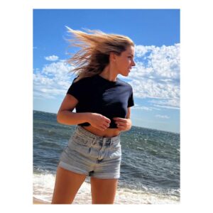 Teressa Liane Instagram - BEACHIN’!! 🌊💖☀️🙌🏻🌊x

(📸: @mrbenjilewis )
