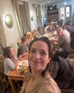 Tereza Kostková Instagram - Takhle to vypadá, ze jsme 2 dny vůbec nepracovali, ale opak je pravdou…#dekujeme #divaci v Karviné a Opavě a za pocit prázdnin Zámku Petrovice u Karviné 

#lovemyjob #zajezd #divadlonazajezde @komornidivadlokalich @aleshama73 @vaclav.kopta @jirvoj #simonavrbicka #kamaradi #jaro @zamecekpetrovice