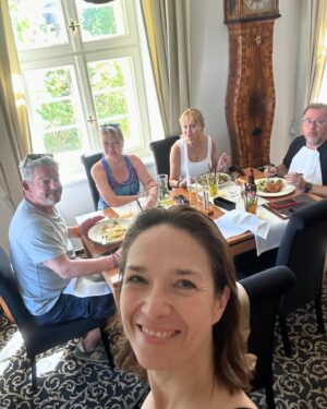 Tereza Kostková Instagram - Takhle to vypadá, ze jsme 2 dny vůbec nepracovali, ale opak je pravdou…#dekujeme #divaci v Karviné a Opavě a za pocit prázdnin Zámku Petrovice u Karviné 

#lovemyjob #zajezd #divadlonazajezde @komornidivadlokalich @aleshama73 @vaclav.kopta @jirvoj #simonavrbicka #kamaradi #jaro @zamecekpetrovice