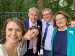 Tereza Kostková Instagram - Par fotek ze včerejšího #nataceni #serial @jednarodinaserial 
Fakt se sešla opět po čase naše Jedna rodina a bylo krasne - se máme rádi!

#shooting @tvnovaofficial