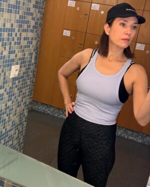 Tereza Kostková Instagram - Můj víkend…ať to nevypadá, ze jsem jen v divadle a na place a v rozhlase…i když s mamkou jsme stihly i hrát včera doma v @komornidivadlokalich a točila jsem ráno chvilku @jednarodinaserial a @crodvojka si chystám průběžně, protože mě čeká jeden velmi velmi speciální a vzácný host (dozvíte se v úterý).
Ale zahrada je magnet…tak snad i u Vás hezky víkend…
#sobotaanedele #zahrada @atelierflera @zahradnictvichladek #radost