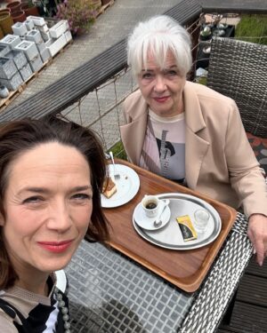 Tereza Kostková Instagram - Můj víkend…ať to nevypadá, ze jsem jen v divadle a na place a v rozhlase…i když s mamkou jsme stihly i hrát včera doma v @komornidivadlokalich a točila jsem ráno chvilku @jednarodinaserial a @crodvojka si chystám průběžně, protože mě čeká jeden velmi velmi speciální a vzácný host (dozvíte se v úterý).
Ale zahrada je magnet…tak snad i u Vás hezky víkend…
#sobotaanedele #zahrada @atelierflera @zahradnictvichladek #radost