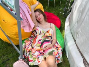 Tereza Kostková Instagram - Par fotek ze včerejšího #nataceni #serial @jednarodinaserial 
Fakt se sešla opět po čase naše Jedna rodina a bylo krasne - se máme rádi!

#shooting @tvnovaofficial