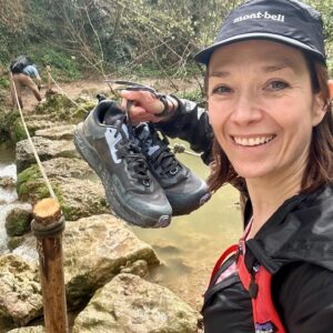 Tereza Kostková Instagram - Většinou se k příspěvku píše: “Hodně se mě ptáte na…tak…” a je to jen úvodní fráze a nikdo se zas tak moc neptá. Ale Vy se mě vážně hodně ptáte na ty moje boty, co jsem si je koupila týden před odjezdem a ušla v nich 150 km toscanskem bez jedinneho puchyre. (Viz naše povídání s Adélkou v rozhlase)
Tak to jsou ony - viz foto.
Je to jistě individuální, ale má zkušenost je báječná a rozhodne tohle není placená propagace. Koupila jsem si je v plné palbě s důvěrou v doporučení mého oblíbeného obchodu Cestuj pod 7 kg. 
Dokonce jsem puchyře čekala jako zcela normální součást výpravy. Takže tohle všechno je bonus. Byla bych nadšena i s puchyri!!! 
Je to značka Altra 

#viafrancigena #pout #italie #terezakostkova #boty #bezpuchyru “cestování #dostdobry