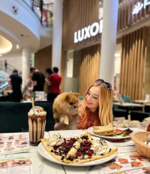 Tereza Taliánová Instagram - S Tessinkou jsme dneska navštívily @kavarnacreperie ,kde podle nás dělají nejlepší toasty a palačinky!!💗
#terezatalianova #pomeranian #blondie #paladium #lunchtime
