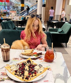 Tereza Taliánová Instagram - S Tessinkou jsme dneska navštívily @kavarnacreperie ,kde podle nás dělají nejlepší toasty a palačinky!!💗
#terezatalianova #pomeranian #blondie #paladium #lunchtime