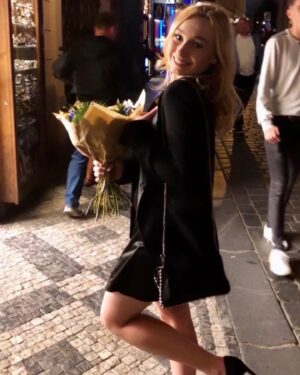 Tereza Taliánová Instagram - in love with flowers 💐 
#terezatalianova #moviepremiere #flowers #summerthrowback #nightout