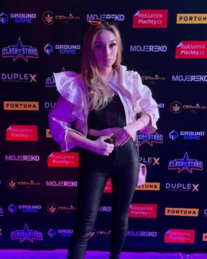 Tereza Taliánová Instagram - Tak co, komu v @clashofthestars fandíte? 
#terezatalianova #clashofthestars #fight