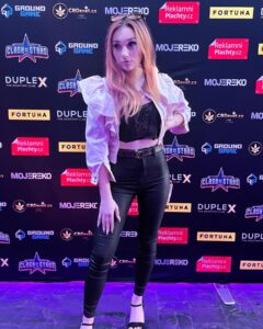 Tereza Taliánová Instagram - Tak co, komu v @clashofthestars fandíte? 
#terezatalianova #clashofthestars #fight