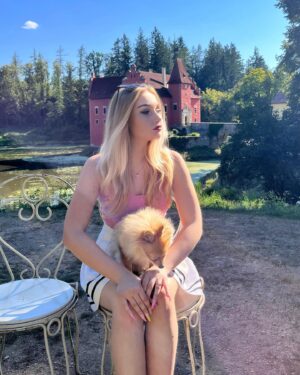 Tereza Taliánová Instagram - Dny strávené s Tessinkou jsou pro mě nejlepší dny!❤️ 
#terezatalianova #pomeranian #pomeranianpuppy #pomeranian #cervenalhota #zamek