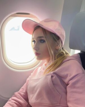Tereza Taliánová Instagram - Goodbye, Prague💕
#terezatalianova #airplane #sky #flight #blondie #pink