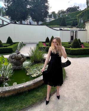 Tereza Taliánová Instagram - Bylo mi ctí moderovat vernisáž @prokopjuk.r děkuji moc za tuto příležitost.🥰
#terezatalianova #artist #vrtbovskazahrada